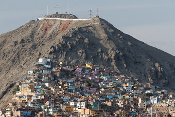 Biedne dzielnice Limy na zboczu góry - obrazy, fototapety, plakaty