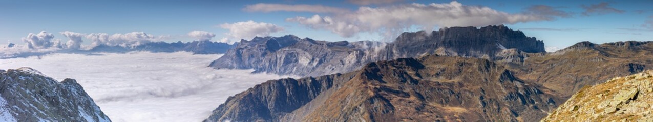 Fototapeta na wymiar La réserve naturelle nationale de Sixt-Passy sous une mer de nuages en Haute-Savoie