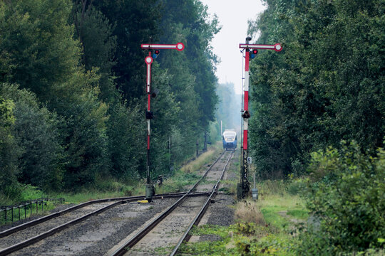 Fl&uuml;gelsignale der Bahn auf eingleisiger Strecke bei Maria Veen - Stockfoto