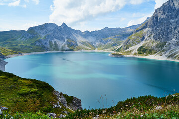 Der türkis-blaue Lünersee in Österreich Vorarlberg 