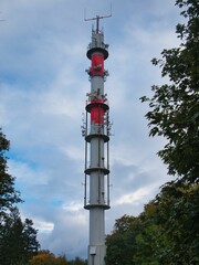 Rot-weißer Funkturm auf dem Melibokus im Odenwald