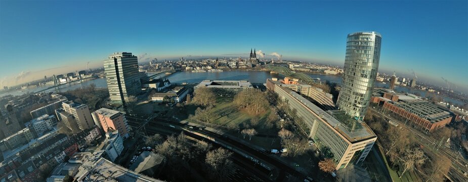 Luftaufnahmen Luftbilder Koeln Dom Rhein Theater Deutz Bahnhof  Rheingarten Panorama