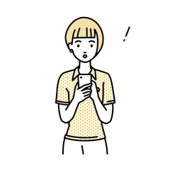 立ってスマートフォンを操作して何かに気づいて驚いたポロシャツの女性