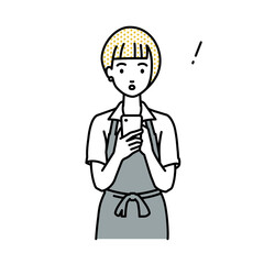 立ってスマートフォンを操作して何かに気づいて驚いたカフェ店員の女性