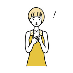 立ってスマートフォンを操作して何かに気づいて驚いたドレスの女性