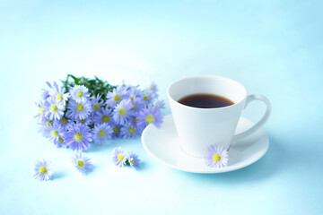 孔雀草の花束とコーヒー（ブルーバック）
