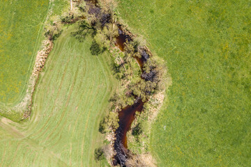 Bild einer Luftaufnahme des natürlich schlängelnden Bach Fluss kleine Ohe mit Bäumen am Ufer...