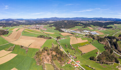 Bild einer Luftaufnahme mit einer Drohne der Landschaft im bayerischen Wald bei Grafenau mit dem...
