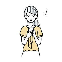 立ってスマートフォンを操作して何かに気づいて驚いたオフィスカジュアルの女性