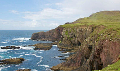 Fototapeta na wymiar Coastline of cliffs on Dingle Way in Ireland