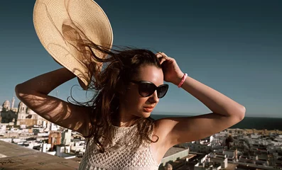 Wandcirkels aluminium Happy young woman with straw hat enjoying her summer holidays © konradbak
