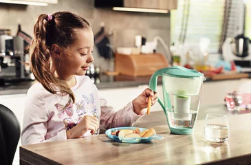 Foto op Plexiglas anti-reflex Little girl have a healthy meal at kitchen. Nutrition concept. © konradbak