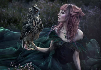 Selbstklebende Fototapete Artist KB schöne Frau mit Eule in der Natur