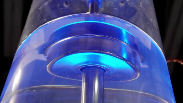 Pump for pumping water inside a transparent flask.