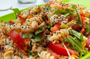 ensalada de verduras y fideos tirabuzon