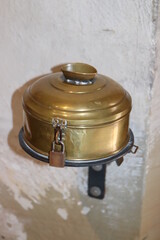 Opferstock aus Messing.