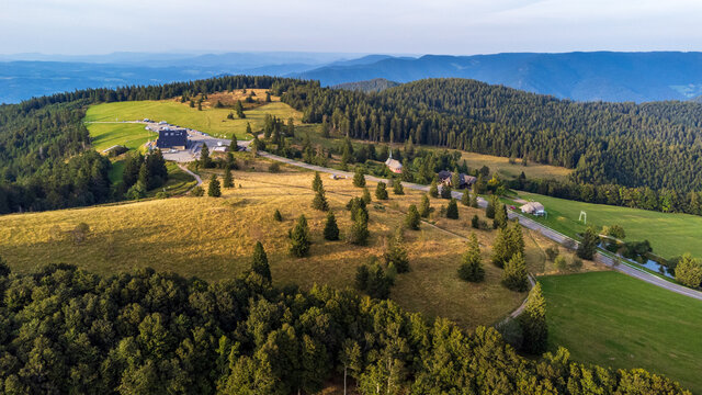 Luftaufnahme des Kandel,  h&ouml;chster Gipfel im mittleren Schwarzwald mit Blick auf Passstra&szlig;e und Kandelkapelle St. Pius
