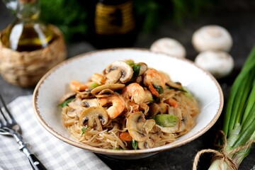 Glass noodles with mushrooms, shrimps, garlic and green onions.