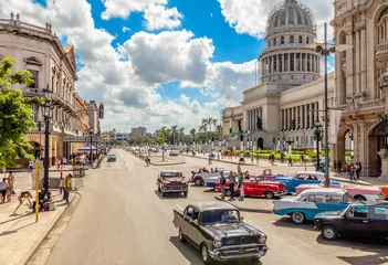 Crédence de cuisine en verre imprimé Havana Vieilles voitures américaines vintage dans le centre de La Havane avec Capitol en arrière-plan, Cuba