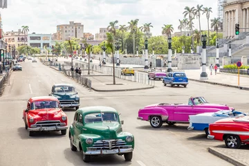 Schilderijen op glas Oude vintage retro auto& 39 s op de weg in het centrum van Havana, Cuba © vadim.nefedov
