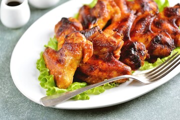 Grilled chicken wings in soy sauce, honey and wine vinegar.