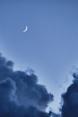 Mond am bewölktem Himmel zur Blauen Stunde in Florida