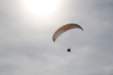 Parapente au soleil couchant
