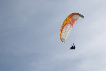 Parapente en tandem dans les airs