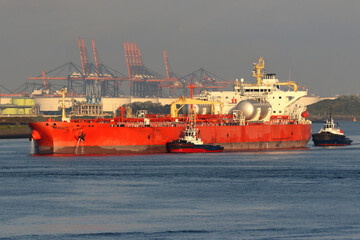 Roter Tanker mit Hafenschleppern