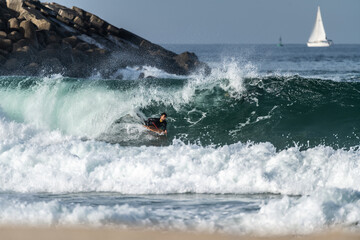 Obraz premium Bodyboarder riding a wave
