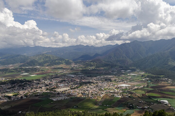 Fototapeta na wymiar Vista aérea con dron del paisaje agrícola cerca de Constanza, República Dominicana.