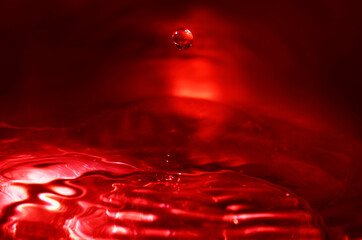 Macro de gota en líquido rojo