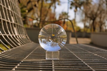 Bola de cristal sobre banco de plaza