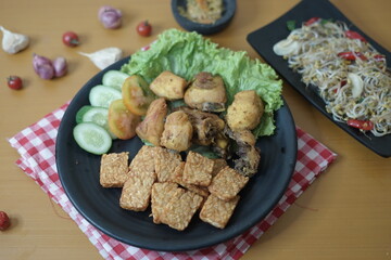 tempeh, tofu, chicken salad with bean sprouts