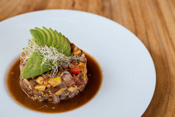 Tartar de atún con aguacate, mango y germen de alfalfa 