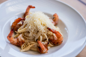 Fettuccine con camarones al grill 