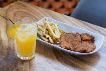 Milanesa de pollo con papas fritas 