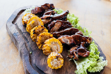 Costillas bbq con elote y lechuga 