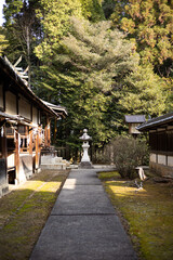 EOSRP.東広島市榊山八幡神社、道を阻む石灯籠。