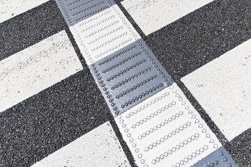 横断歩道の白線と点字ブロックが造る模様