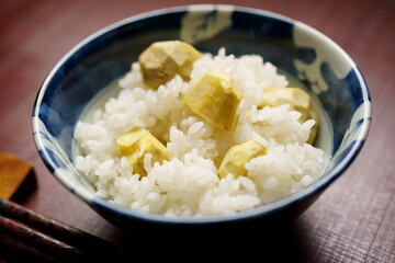 茶碗に盛りつけられた栗ご飯