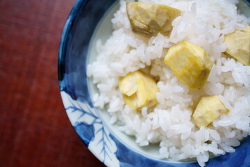 茶碗に盛りつけられた栗ご飯