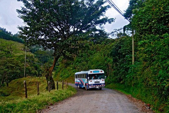 Transporte em  estrada de terra. Costa Rica.