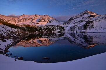 Fototapeta premium 夕暮れの立山連峰・みくりが池