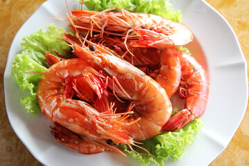 Fresh shrimp and Lettuce in the big plate