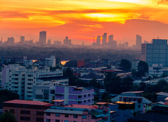 Obraz premium The high angle background of the city view with the secret light of the evening, blurring of night lights, showing the distribution of condominiums, dense homes in the capital community