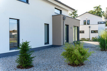moderne Fassaden von Einfamilienhäusern - 463193703