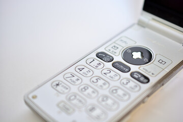 古いタイプの二つ折りの携帯電話