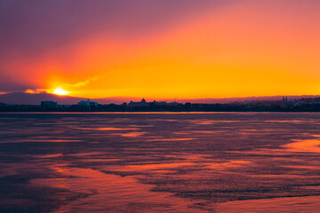 Obraz premium Sunset from the sea bay with a red-orange sky. Colorful sky at sunset Sea bay in the Canadian city of Quebec at a picturesque sunset.