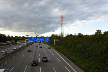 blick auf autobahn von der autobanbrücke in neuss süd
